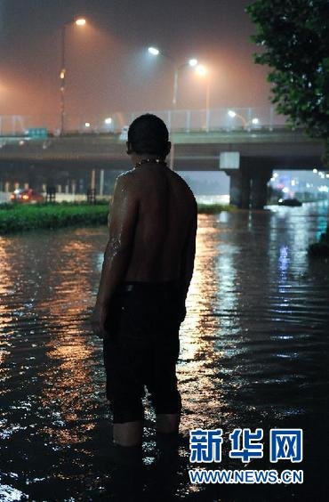 網(wǎng)民熱議北京暴雨中人情冷暖：這一夜我們目睹美與丑