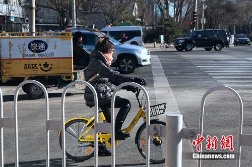 資料圖：越來越多的用戶騎車自帶手套。<a target='_blank' href='http://www.chinanews.com/' >中新網(wǎng)</a> 吳濤 攝